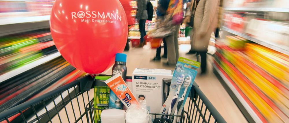 Her mit den Waren! Gut 5000 Rossmann-Artikel flattern einem jetzt auch mit Amazon ins Haus. 