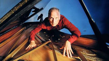 Tausendsassa. Der Berliner Reinhold Friedl hat Zeitkratzer vor 20 Jahren gegründet, das Ensemble spielte bisher 20 Platten ein. Friedl produziert außerdem Sendungen für den Rundfunk und betreibt ein Plattenlabel.