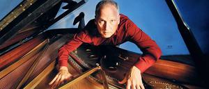 Tausendsassa. Der Berliner Reinhold Friedl hat Zeitkratzer vor 20 Jahren gegründet, das Ensemble spielte bisher 20 Platten ein. Friedl produziert außerdem Sendungen für den Rundfunk und betreibt ein Plattenlabel.