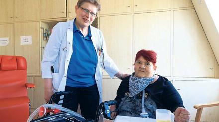 In guten Händen. Heimbewohnerin Rita Seyfi in der Schöneberger Fugger-Klinik. 
