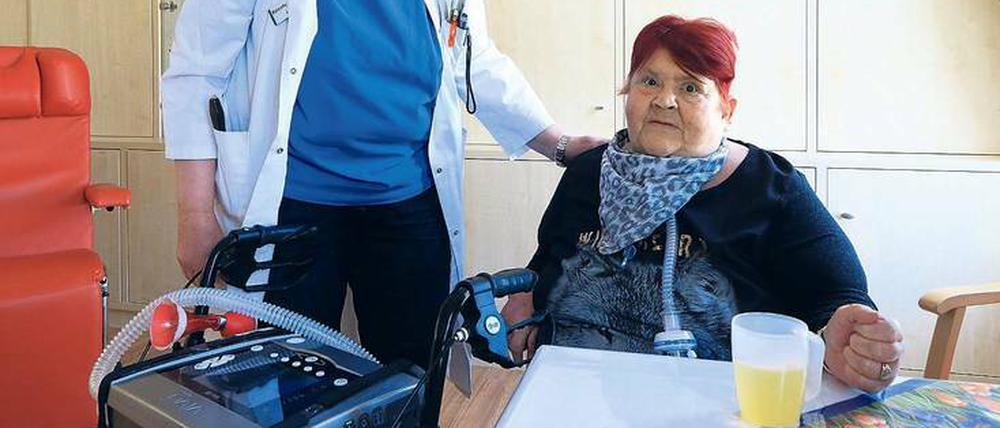 In guten Händen. Heimbewohnerin Rita Seyfi in der Schöneberger Fugger-Klinik.
