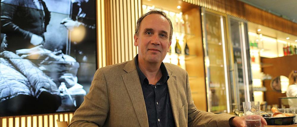 Volker Kutscher, Autor der Gereon-Rath-Bestseller-Romane, in einer Kölner Bar.