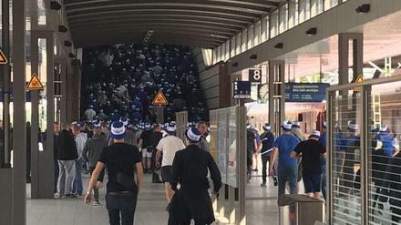Ankunft der Schalke-Fans am Bahnhof Gesundbrunnen.
