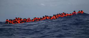 Migranten auf dem Mittelmeer, ungefähr 15 Meilen nördlich von Sabratha, Libyen, warten darauf, von Helfern gerettet zu werden.