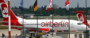 Ein Flugzeug der airberlin startet vom Flughafen Tegel.