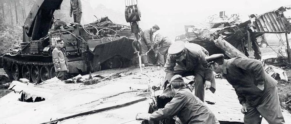 Soldaten der Nationalen Volksarmee wurden im August 1972 zur Unglücksstelle in Wildau gerufen. Beim Absturz der IL 62 waren 156 Menschen ums Leben gekommen. 