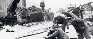 Soldaten der Nationalen Volksarmee wurden im August 1972 zur Unglücksstelle in Wildau gerufen. Beim Absturz der IL 62 waren 156 Menschen ums Leben gekommen. 