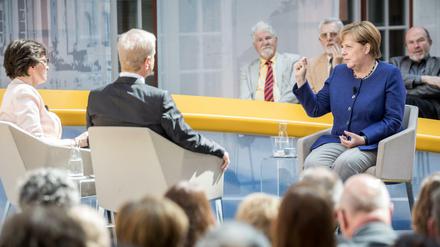 Bundeskanzlerin Angela Merkel (CDU) spricht mit den Journalisten Michael Hirz und Birgit Wentzien bei der Aufzeichnung der Sendung "Forum Politik" des Fernsehsenders Phönix. 