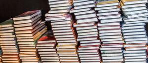 Ein Bücherstapel - 20 Titel stehen auch auf der Longlist zum Deutschen Buchpreis 2017