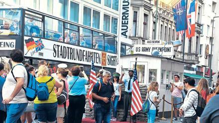 Wo 1961 aus dem Kalten Krieg beinahe ein heißer geworden, geraten heute allenfalls Touristen und Radfahrer aneinander.