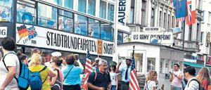 Wo 1961 aus dem Kalten Krieg beinahe ein heißer geworden, geraten heute allenfalls Touristen und Radfahrer aneinander.