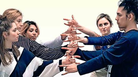Wirgefühl. 80 Performer wirken in „Aggregate“ mit. „Eine neue Art von Kollektivität“ zwischen Künstlern und Publikum soll dabei erprobt werden. 