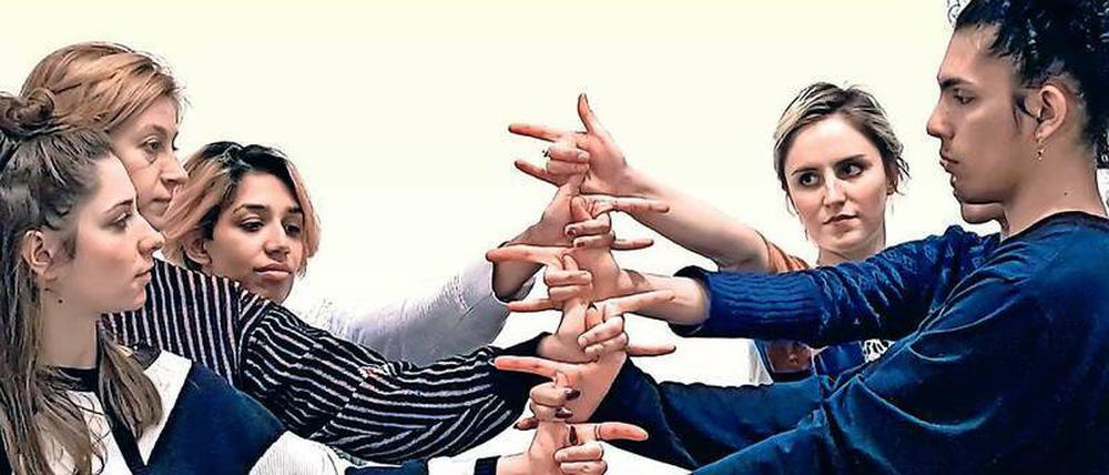 Wirgefühl. 80 Performer wirken in „Aggregate“ mit. „Eine neue Art von Kollektivität“ zwischen Künstlern und Publikum soll dabei erprobt werden. 