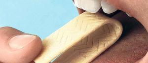 Diagnostisches Kauen. Ein Bitterstoff zeigt Entzündungen im Mund an.