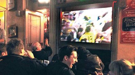 Teures Vergnügen. Fußballfans müssen jetzt stark sein.