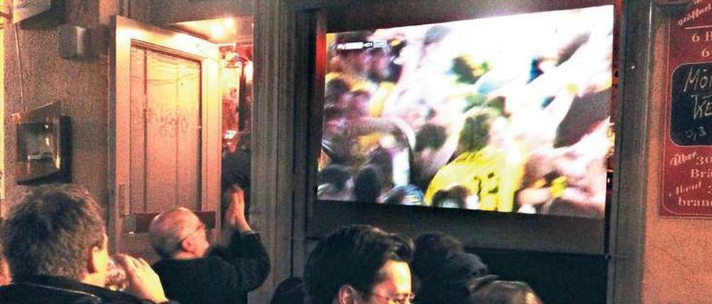 Teures Vergnügen. Fußballfans müssen jetzt stark sein.