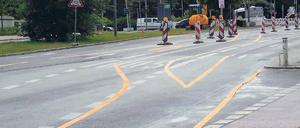 Heikel. Radler sollen bei Geradeausfahrt (links) auf die Autospur.