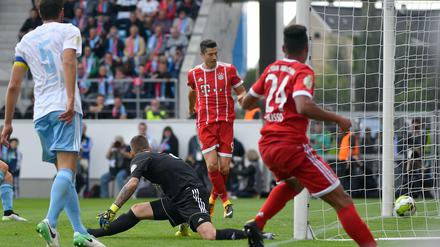 Drin ist er wieder. Lewandowski trifft zum 3:0 für die Bayern in Chemnitz. 