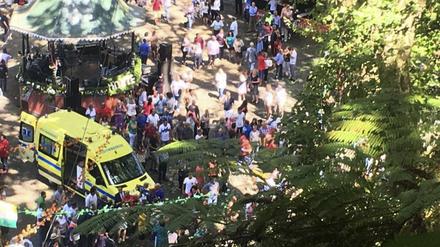 Rettungskräfte kümmern sich in Funchal auf der Insel Madeira (Portugal) um Verletzte. 