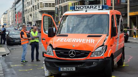 Ein Notarztwagen der Berliner Feuerwehr waran einem Unfall auf der Kreuzung Friedrichstraße Ecke Mohrenstraße in Berlin-Mitte beteiligt.