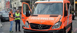 Ein Notarztwagen der Berliner Feuerwehr waran einem Unfall auf der Kreuzung Friedrichstraße Ecke Mohrenstraße in Berlin-Mitte beteiligt.