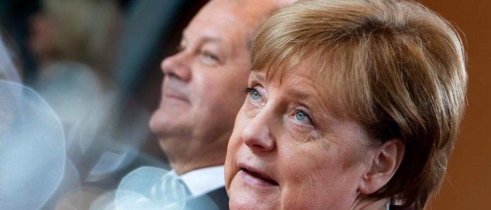 Bundeskanzlerin Angela Merkel (r, CDU) und Olaf Scholz (SPD), Bundesfinanzminister, sitzen zu Beginn der Kabinettssitzung im Bundeskanzleramt.