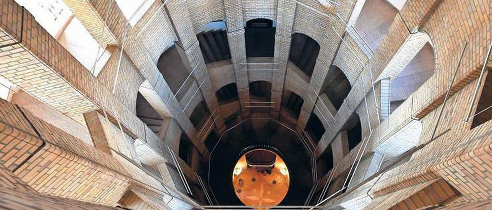 Sanierungsfall. Der Turm des Französischen Doms am Gendarmenmarkt wird für 4,9 Millionen Euro innen modernisiert.