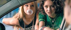 Die doppelte Lolita. Nini (Flora Li Thiemann, li.) und Jameelah (Emily Kusche) in einer Szene des Films „Tigermilch“. 