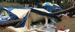 Bei den heftigen Unwettern stürzten Bäume auf die Zelte der Camper.