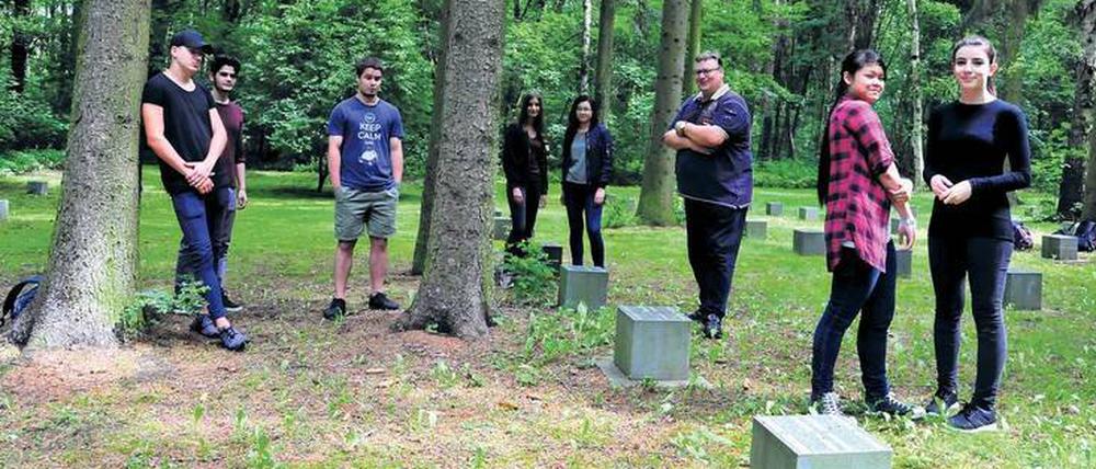 Damit die Erinnerung lebt. Schüler der 11. Klasse des Manfred-von-Ardenne-Gymnasiums mit ihrem Lehrer Rainer Seefeld auf dem St. Hedwigs-Friedhof. 