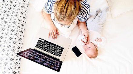 Im Homeoffice. Dank neuer Technik kann man auch schon mal von zu Hause aus arbeiten und so Familie und Beruf besser vereinbaren. Wirklich anerkannt ist das aber noch nicht. Foto: imago/Westend61