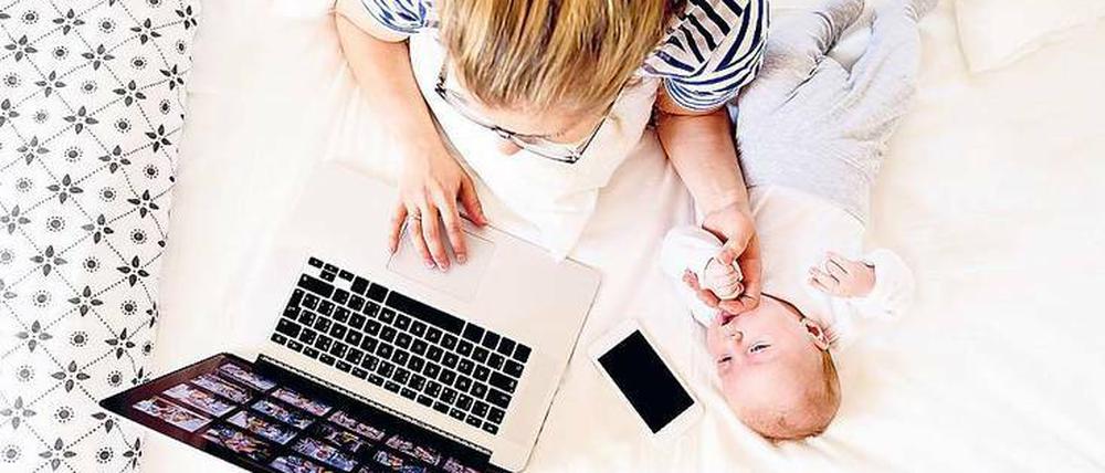 Im Homeoffice. Dank neuer Technik kann man auch schon mal von zu Hause aus arbeiten und so Familie und Beruf besser vereinbaren. Wirklich anerkannt ist das aber noch nicht. Foto: imago/Westend61