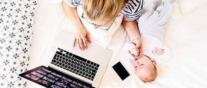 Im Homeoffice. Dank neuer Technik kann man auch schon mal von zu Hause aus arbeiten und so Familie und Beruf besser vereinbaren. Wirklich anerkannt ist das aber noch nicht. Foto: imago/Westend61