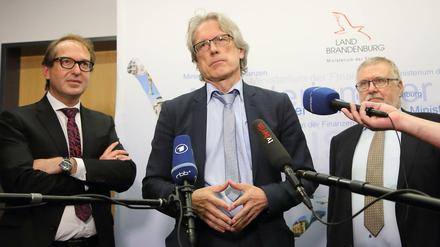Lassen jetzt erst mal das Volk sprechen: Bundesverkehrsminister Dobrindt, Berlins Finanzsenator Kollatz-Ahnen (SPD) und Aufsichtsratschef Bretschneider.