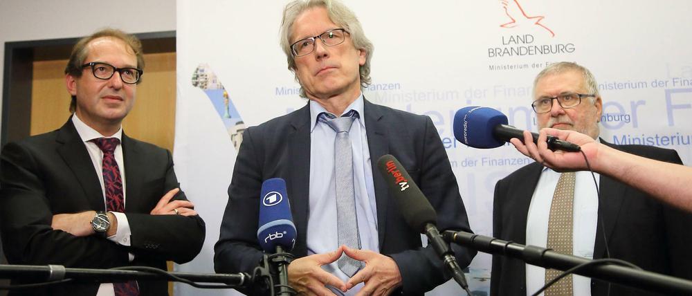 Lassen jetzt erst mal das Volk sprechen: Bundesverkehrsminister Dobrindt, Berlins Finanzsenator Kollatz-Ahnen (SPD) und Aufsichtsratschef Bretschneider.