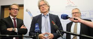 Lassen jetzt erst mal das Volk sprechen: Bundesverkehrsminister Dobrindt, Berlins Finanzsenator Kollatz-Ahnen (SPD) und Aufsichtsratschef Bretschneider.