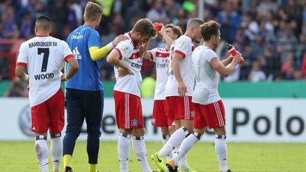 Die Spieler aus Hamburg stehen nach Spielschluß enttäuscht auf dem Platz. Das Spiel endet 3:1.