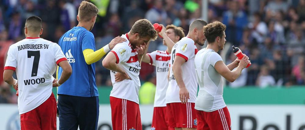 Die Spieler aus Hamburg stehen nach Spielschluß enttäuscht auf dem Platz. Das Spiel endet 3:1.