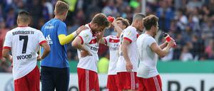 Die Spieler aus Hamburg stehen nach Spielschluß enttäuscht auf dem Platz. Das Spiel endet 3:1.
