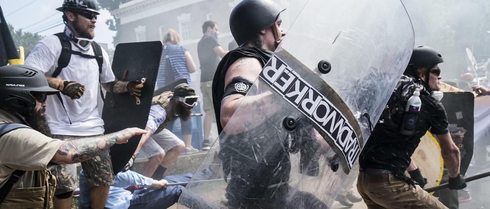 Schlägereien, Verletzte und sogar Tote stehen am Ende einer rechtsextremen Kundgebung in Charlottesville. Dass der Präsident in seiner Reaktion lediglich die Gewalt im Allgemeinen verurteilt, empört viele Amerikaner. 