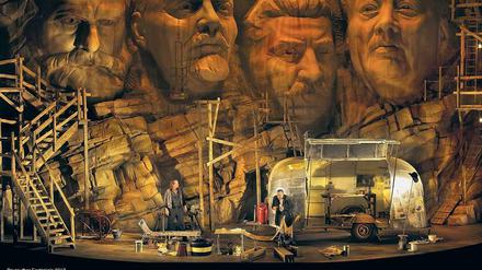 Marx, Lenin, Stalin, Mao. Und unten das Arbeitshaus der Welt, mit Stephan Vinke (Siegfried, r.) und Andreas Conrad (Mime) im „Siegfried“. 