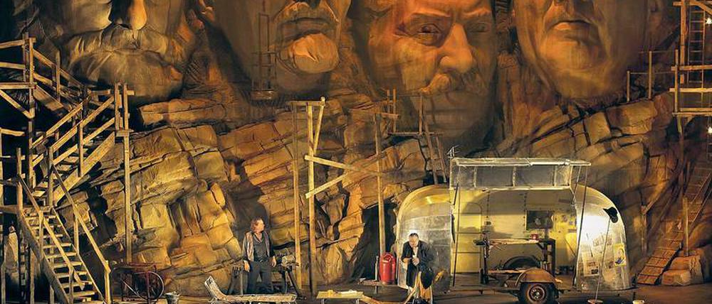 Marx, Lenin, Stalin, Mao. Und unten das Arbeitshaus der Welt, mit Stephan Vinke (Siegfried, r.) und Andreas Conrad (Mime) im „Siegfried“.