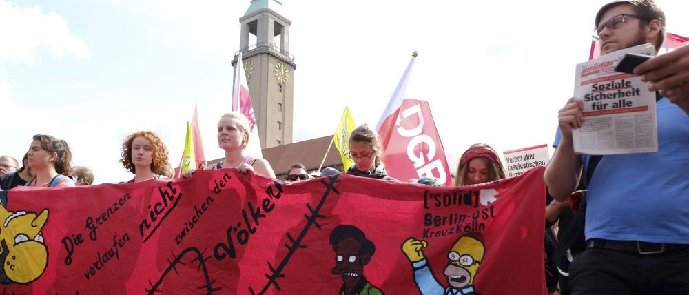 Verschiedene linke Gruppen protestieren gegen einen Aufmarsch von Neonazis in Spandau.