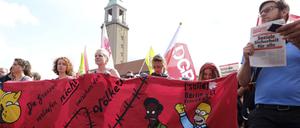 Verschiedene linke Gruppen protestieren gegen einen Aufmarsch von Neonazis in Spandau.