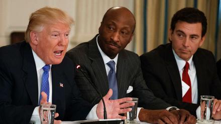 US-Präsident Donald Trump verliert Wirtschaftsberater. Hier mit den CEO's von Merck, Kenneth Frazier, und Ford, Mark Fields.