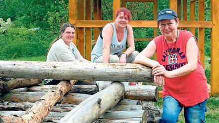 Die Siedlerinnen. Projektleiterin Marlies Böttcher, ihre Partnerin Ines und Tischlerin Ulla Wendenkampf (v. li.) bauen mittelalterliche Häuser und ein Kloster.