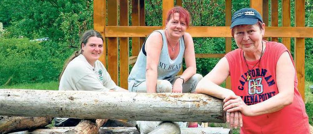 Die Siedlerinnen. Projektleiterin Marlies Böttcher, ihre Partnerin Ines und Tischlerin Ulla Wendenkampf (v. li.) bauen mittelalterliche Häuser und ein Kloster.