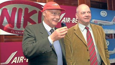Niki Lauda (links) und der damalige Chef von Air Berlin, Joachim Hunold, im Jahr 2004.