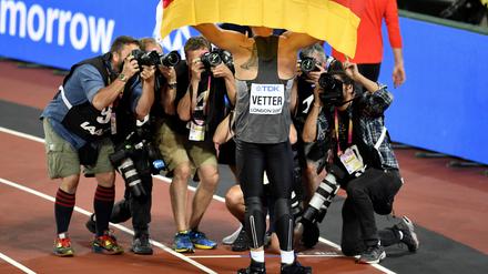 Vetter im Stress. Der Weltmeister im Speerwurf beim Fototermin.