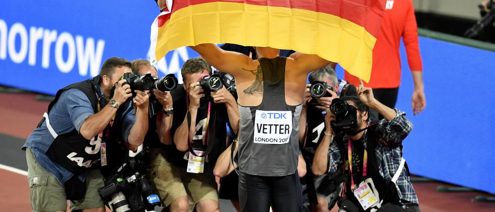 Vetter im Stress. Der Weltmeister im Speerwurf beim Fototermin.